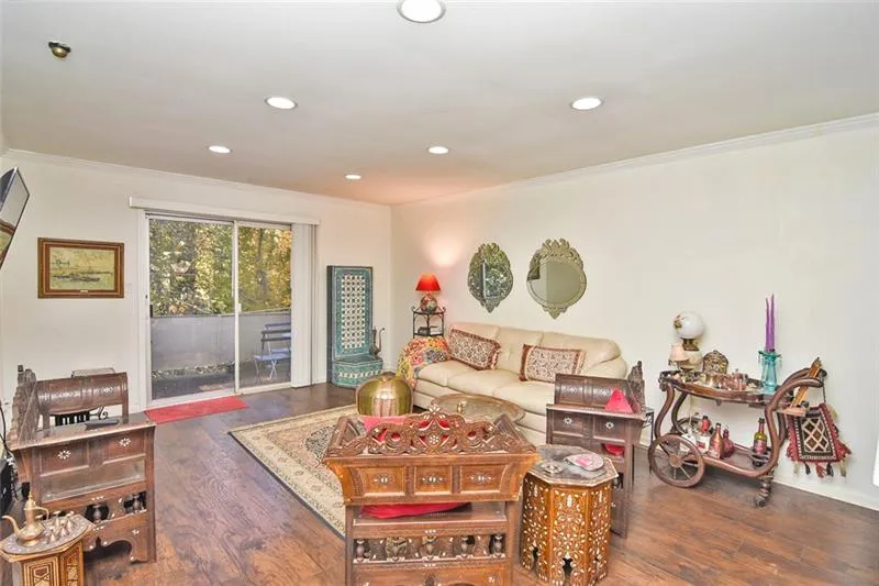5400 Roswell Road Unit F1, Sandy Springs, Georgia 30342, 1 Bedroom Bedrooms, ,1 BathroomBathrooms,Residential,Sold,5400 Roswell Road Unit F1,6645094