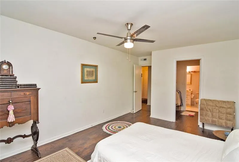 5400 Roswell Road Unit F1, Sandy Springs, Georgia 30342, 1 Bedroom Bedrooms, ,1 BathroomBathrooms,Residential,Sold,5400 Roswell Road Unit F1,6645094