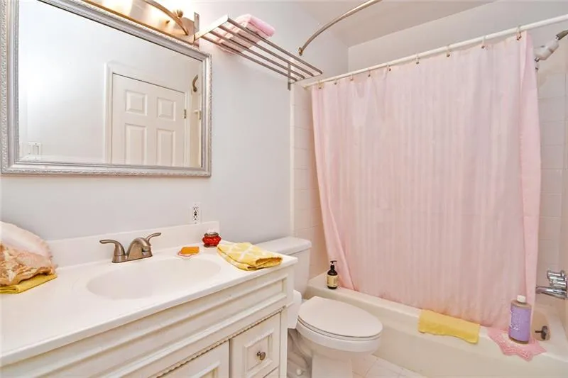 5400 Roswell Road Unit F1, Sandy Springs, Georgia 30342, 1 Bedroom Bedrooms, ,1 BathroomBathrooms,Residential,Sold,5400 Roswell Road Unit F1,6645094