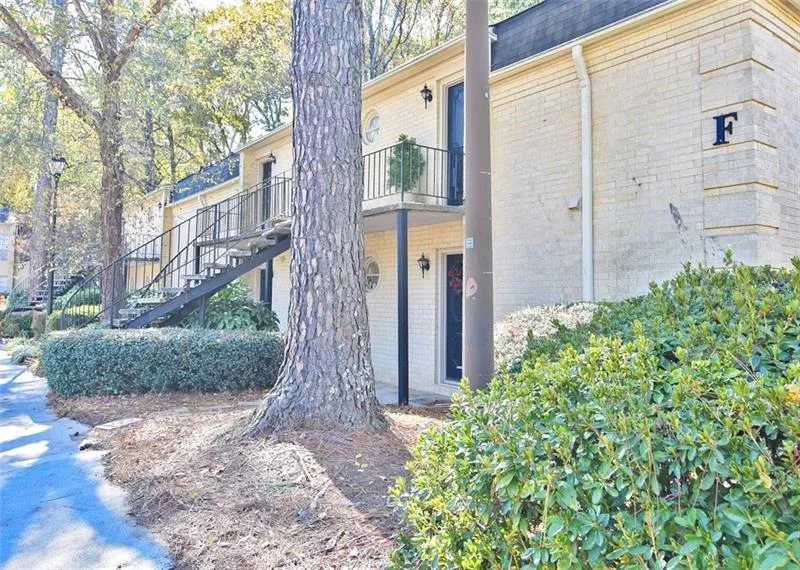 5400 Roswell Road Unit F1, Sandy Springs, Georgia 30342, 1 Bedroom Bedrooms, ,1 BathroomBathrooms,Residential,Sold,5400 Roswell Road Unit F1,6645094