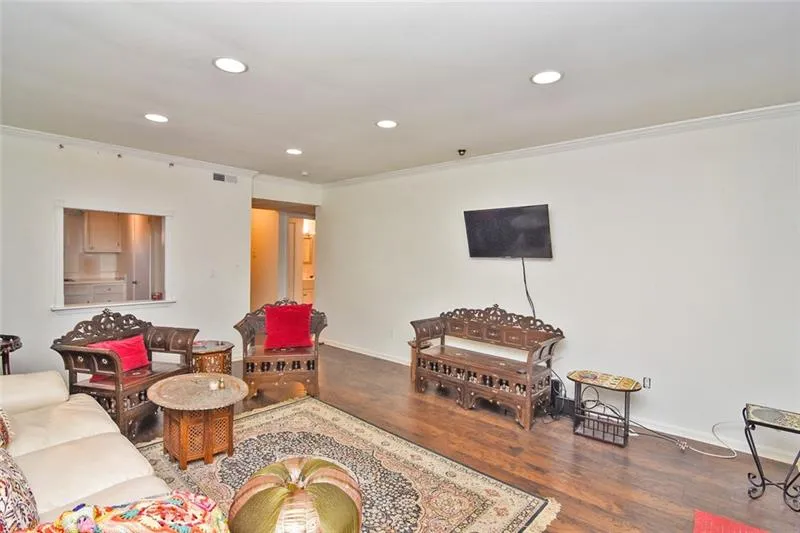5400 Roswell Road Unit F1, Sandy Springs, Georgia 30342, 1 Bedroom Bedrooms, ,1 BathroomBathrooms,Residential,Sold,5400 Roswell Road Unit F1,6645094