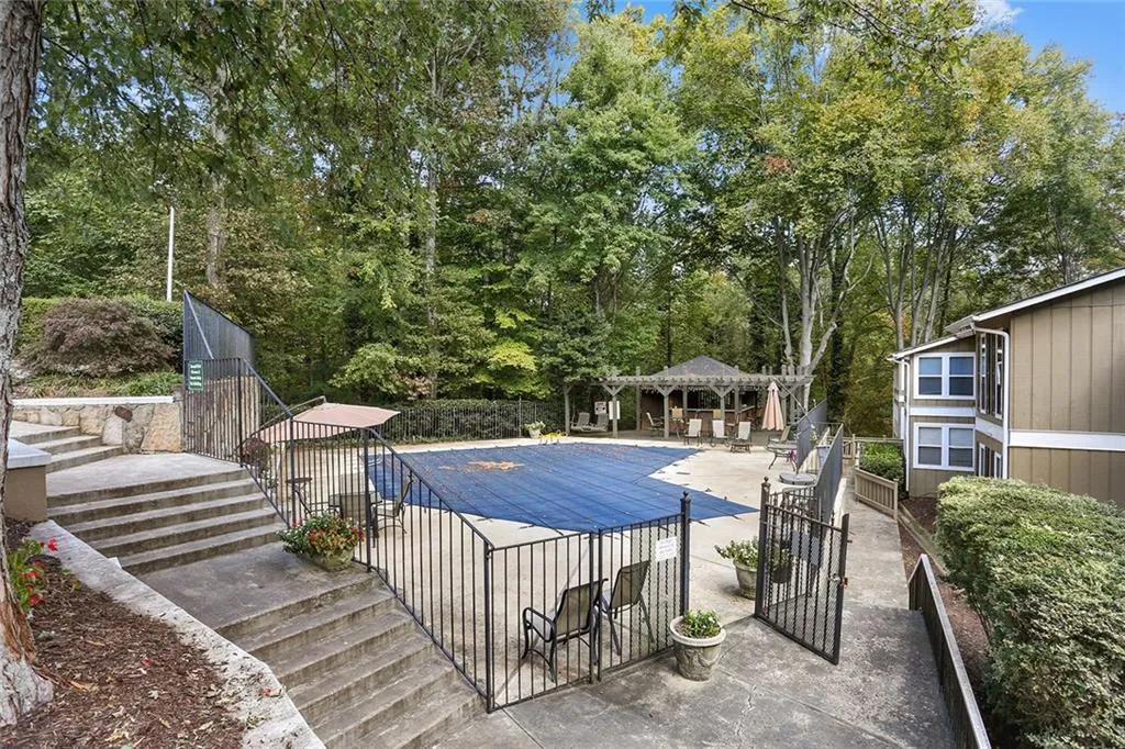 5141 Roswell Road Unit 10, Atlanta, Georgia 30342, 2 Bedrooms Bedrooms, ,1 BathroomBathrooms,Residential,Sold,5141 Roswell Road Unit 10,5586690