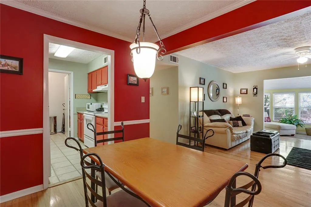 5141 Roswell Road Unit 10, Atlanta, Georgia 30342, 2 Bedrooms Bedrooms, ,1 BathroomBathrooms,Residential,Sold,5141 Roswell Road Unit 10,5586690