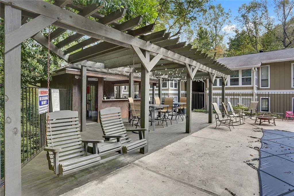 5141 Roswell Road Unit 10, Atlanta, Georgia 30342, 2 Bedrooms Bedrooms, ,1 BathroomBathrooms,Residential,Sold,5141 Roswell Road Unit 10,5586690