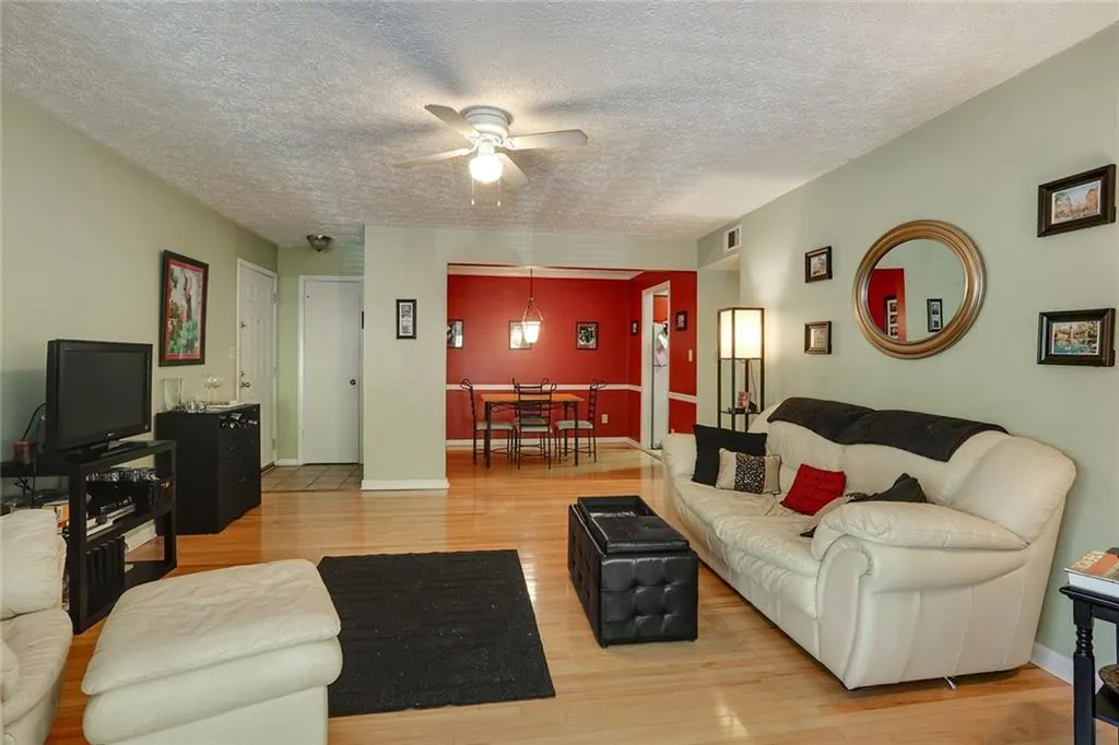 5141 Roswell Road Unit 10, Atlanta, Georgia 30342, 2 Bedrooms Bedrooms, ,1 BathroomBathrooms,Residential,Sold,5141 Roswell Road Unit 10,5586690