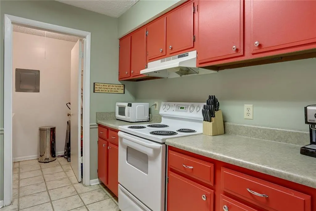 5141 Roswell Road Unit 10, Atlanta, Georgia 30342, 2 Bedrooms Bedrooms, ,1 BathroomBathrooms,Residential,Sold,5141 Roswell Road Unit 10,5586690