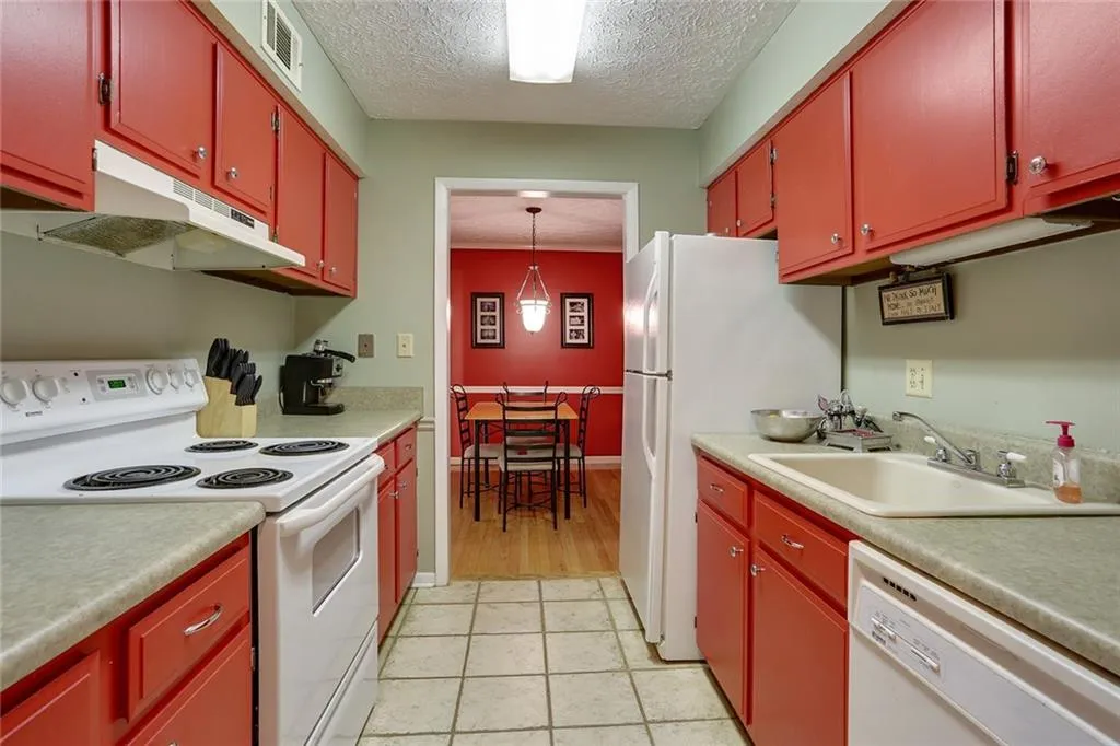 5141 Roswell Road Unit 10, Atlanta, Georgia 30342, 2 Bedrooms Bedrooms, ,1 BathroomBathrooms,Residential,Sold,5141 Roswell Road Unit 10,5586690