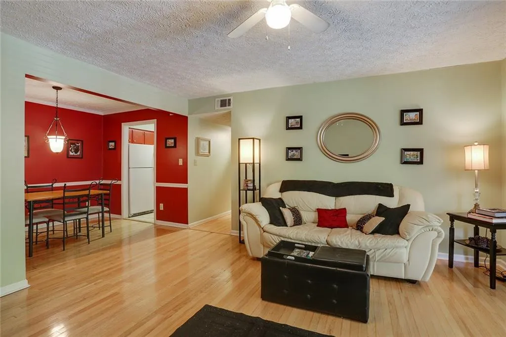 5141 Roswell Road Unit 10, Atlanta, Georgia 30342, 2 Bedrooms Bedrooms, ,1 BathroomBathrooms,Residential,Sold,5141 Roswell Road Unit 10,5586690