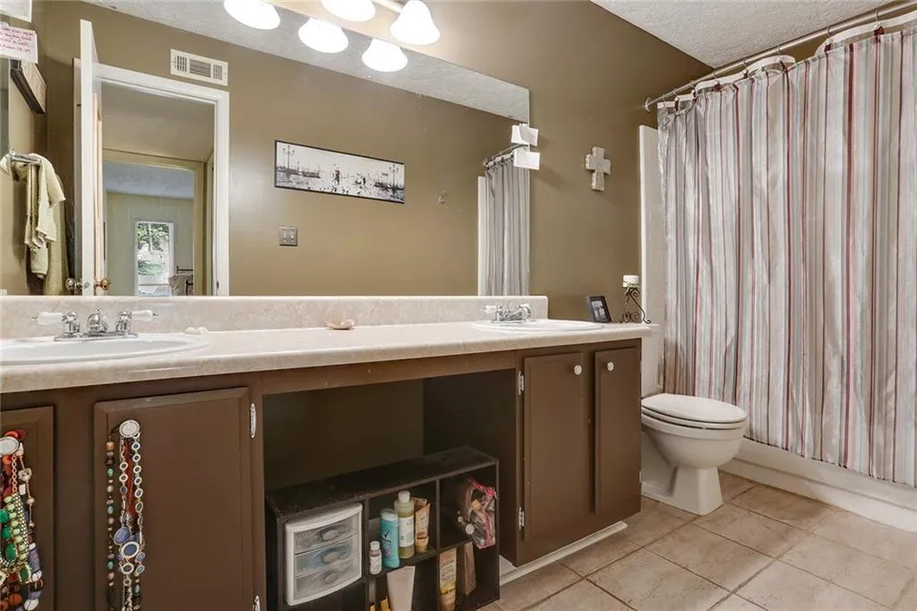 5141 Roswell Road Unit 10, Atlanta, Georgia 30342, 2 Bedrooms Bedrooms, ,1 BathroomBathrooms,Residential,Sold,5141 Roswell Road Unit 10,5586690