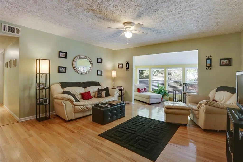 5141 Roswell Road Unit 10, Atlanta, Georgia 30342, 2 Bedrooms Bedrooms, ,1 BathroomBathrooms,Residential,Sold,5141 Roswell Road Unit 10,5586690