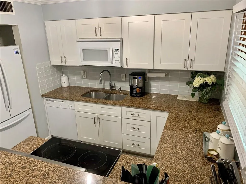 6700 Roswell Road Unit 24c, Atlanta, Georgia 30328, 2 Bedrooms Bedrooms, ,2 BathroomsBathrooms,Residential,Sold,6700 Roswell Road Unit 24c,6926014
