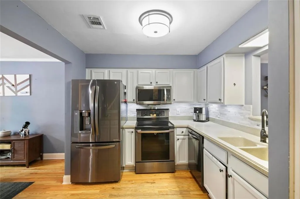 214 Peachtree Hollow Court Ne, Atlanta, Georgia 30328, 2 Bedrooms Bedrooms, ,2 BathroomsBathrooms,Residential,Sold,214 Peachtree Hollow Court Ne,7210362