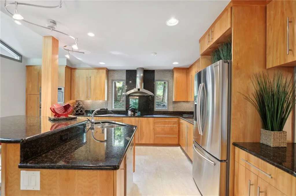 535 Amberidge Trail, Sandy Springs, Georgia 30328, 5 Bedrooms Bedrooms, ,4 BathroomsBathrooms,Residential,Sold,535 Amberidge Trail,7111268