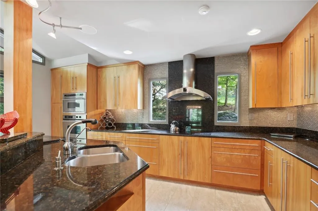 535 Amberidge Trail, Sandy Springs, Georgia 30328, 5 Bedrooms Bedrooms, ,4 BathroomsBathrooms,Residential,Sold,535 Amberidge Trail,7111268