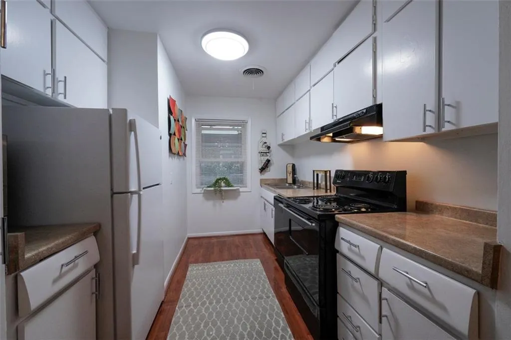 3668 Kingsboro Road Ne Unit 6, Atlanta, Georgia 30319, 2 Bedrooms Bedrooms, ,1 BathroomBathrooms,Residential,For Sale,3668 Kingsboro Road Ne Unit 6,7695077