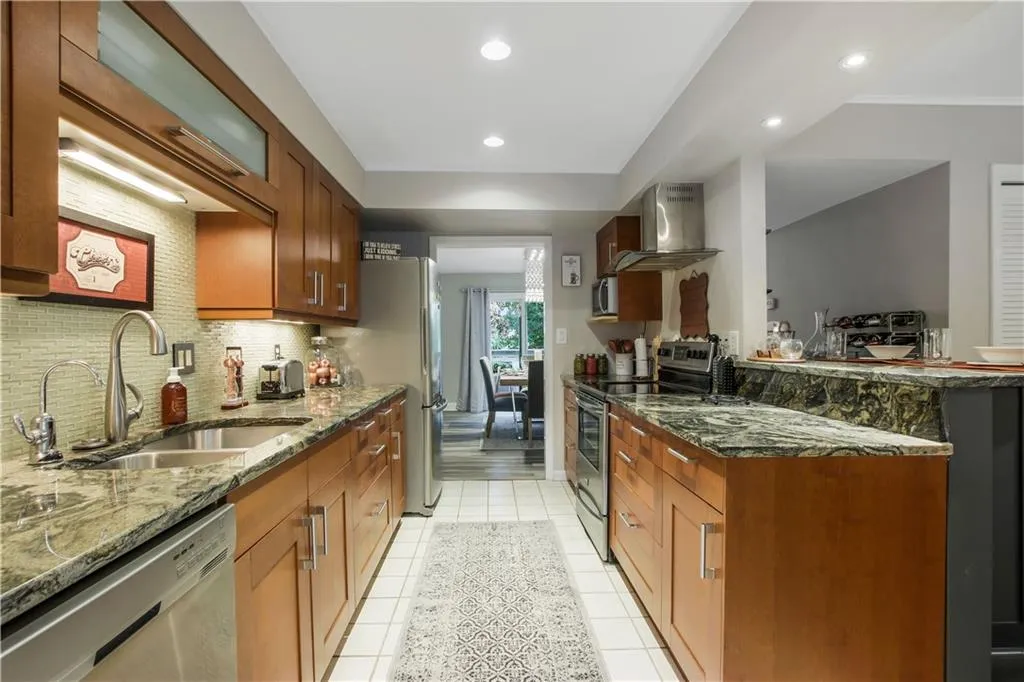73 Forrest Place, Atlanta, Georgia 30328, 3 Bedrooms Bedrooms, ,2 BathroomsBathrooms,Residential,Sold,73 Forrest Place,6802080