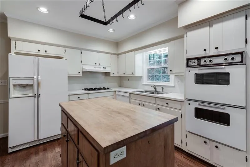 575 Coldstream Court, Sandy Springs, Georgia 30328, 5 Bedrooms Bedrooms, ,3 BathroomsBathrooms,Residential,Sold,575 Coldstream Court,6746729