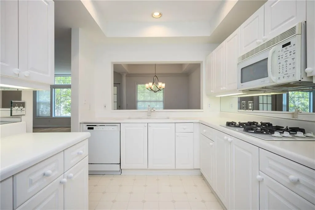3636 Habersham Road Nw Unit 1203, Atlanta, Georgia 30305, 2 Bedrooms Bedrooms, 0 ,2 BathroomsBathrooms,Residential,Sold,3636 Habersham Road Nw Unit 1203,7383314