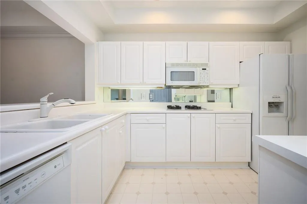 3636 Habersham Road Nw Unit 1203, Atlanta, Georgia 30305, 2 Bedrooms Bedrooms, 0 ,2 BathroomsBathrooms,Residential,Sold,3636 Habersham Road Nw Unit 1203,7383314