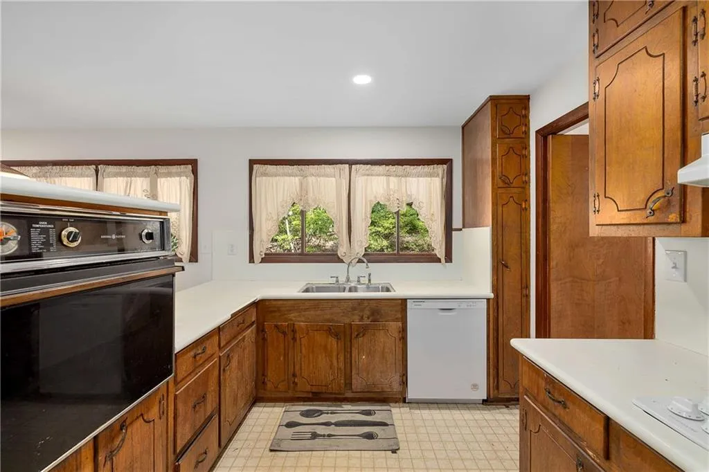 5685 Glen Errol Road Nw, Atlanta, Georgia 30327, 5 Bedrooms Bedrooms, ,4 BathroomsBathrooms,Residential,For Sale,5685 Glen Errol Road Nw,7680076