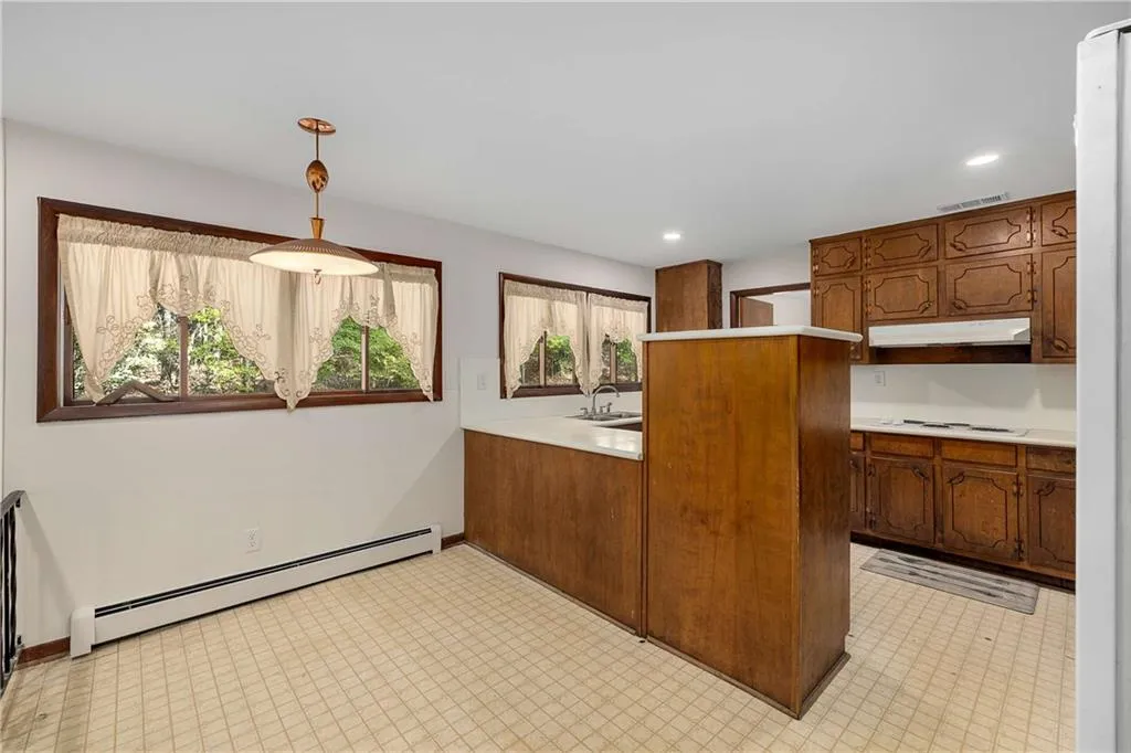 5685 Glen Errol Road Nw, Atlanta, Georgia 30327, 5 Bedrooms Bedrooms, ,4 BathroomsBathrooms,Residential,For Sale,5685 Glen Errol Road Nw,7680076