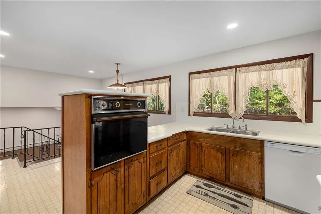 5685 Glen Errol Road Nw, Atlanta, Georgia 30327, 5 Bedrooms Bedrooms, ,4 BathroomsBathrooms,Residential,For Sale,5685 Glen Errol Road Nw,7680076