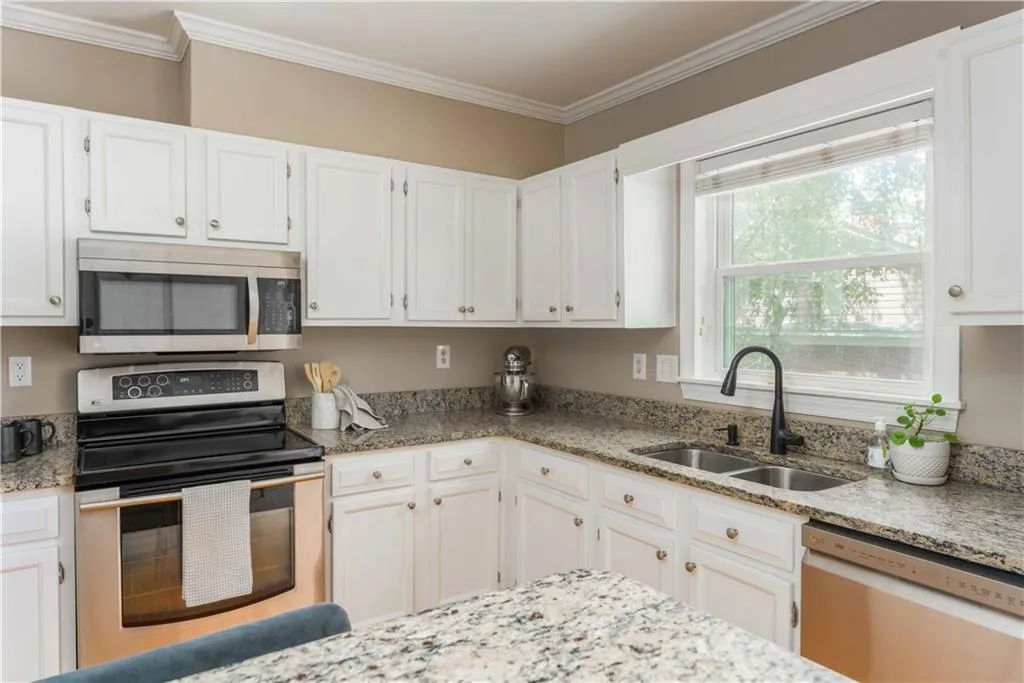 7500 Roswell Road Ne Unit 94, Sandy Springs, Georgia 30350, 2 Bedrooms Bedrooms, ,2 BathroomsBathrooms,Residential,For Sale,7500 Roswell Road Ne Unit 94,7631710