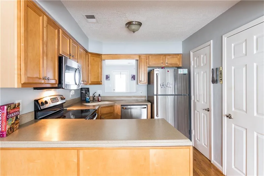 253 Peachtree Hollow Court, Sandy Springs, Georgia 30328, 2 Bedrooms Bedrooms, ,2 BathroomsBathrooms,Residential,Sold,253 Peachtree Hollow Court,5999669