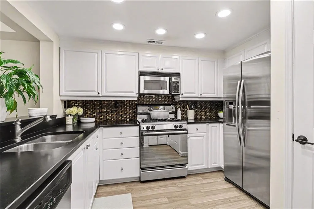 3636 Habersham Road Nw Unit 2204, Atlanta, Georgia 30305, 1 Bedroom Bedrooms, 0 ,1 BathroomBathrooms,Residential,For Sale,3636 Habersham Road Nw Unit 2204,7825090
