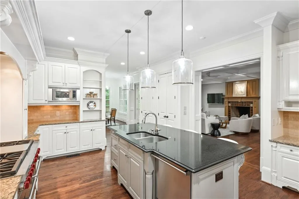 385 Laurel Chase Court, Atlanta, Georgia 30327, 6 Bedrooms Bedrooms, ,6 BathroomsBathrooms,Residential,Sold,385 Laurel Chase Court,7560300