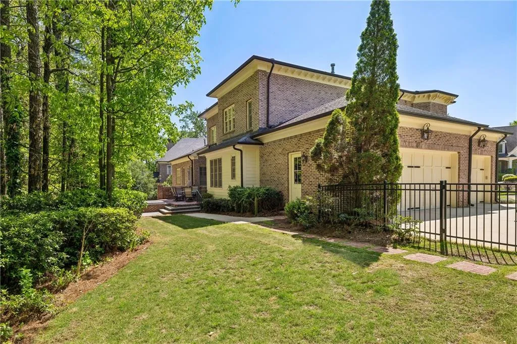 385 Laurel Chase Court, Atlanta, Georgia 30327, 6 Bedrooms Bedrooms, ,6 BathroomsBathrooms,Residential,Sold,385 Laurel Chase Court,7560300