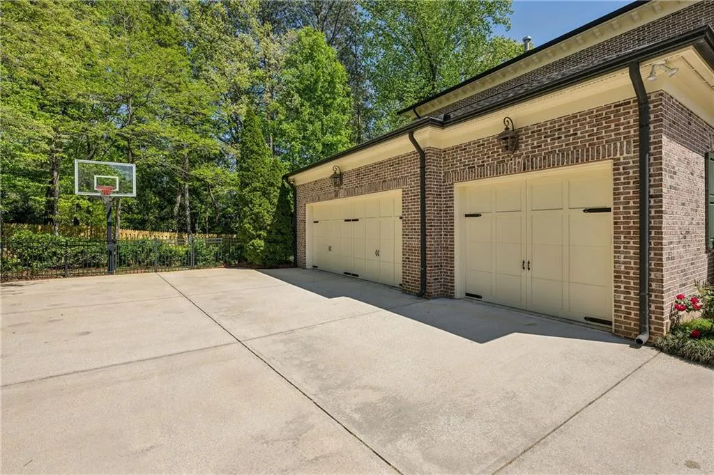 385 Laurel Chase Court, Atlanta, Georgia 30327, 6 Bedrooms Bedrooms, ,6 BathroomsBathrooms,Residential,Sold,385 Laurel Chase Court,7560300