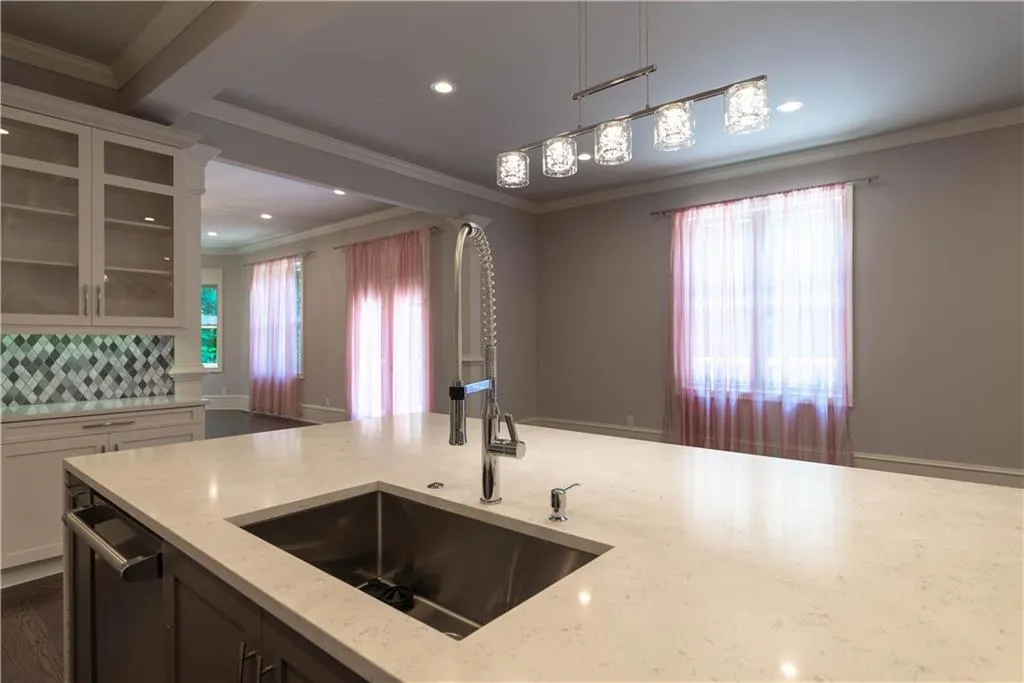 9215 Huntcliff Trace, Sandy Springs, Georgia 30350, 5 Bedrooms Bedrooms, ,4 BathroomsBathrooms,Residential,Sold,9215 Huntcliff Trace,6823796