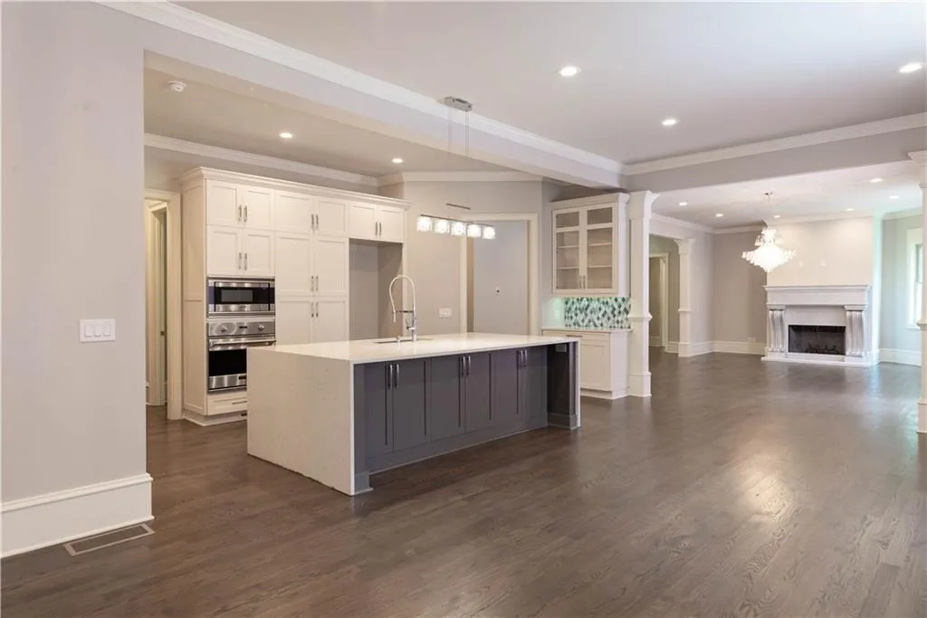 9215 Huntcliff Trace, Sandy Springs, Georgia 30350, 5 Bedrooms Bedrooms, ,4 BathroomsBathrooms,Residential,Sold,9215 Huntcliff Trace,6823796
