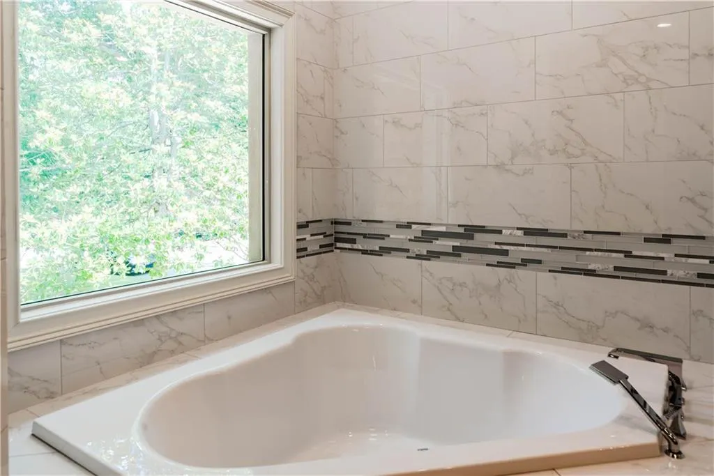 9215 Huntcliff Trace, Sandy Springs, Georgia 30350, 5 Bedrooms Bedrooms, ,4 BathroomsBathrooms,Residential,Sold,9215 Huntcliff Trace,6823796