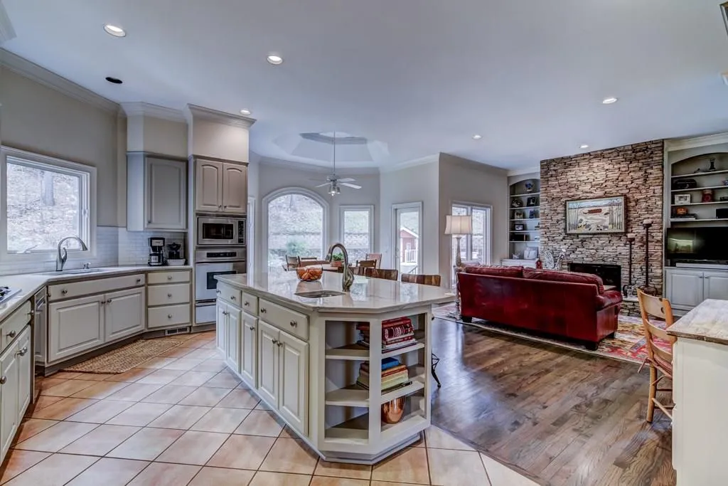 100 Parc Du Chateau, Atlanta, Georgia 30327, 4 Bedrooms Bedrooms, ,4 BathroomsBathrooms,Residential,Sold,100 Parc Du Chateau,5821193