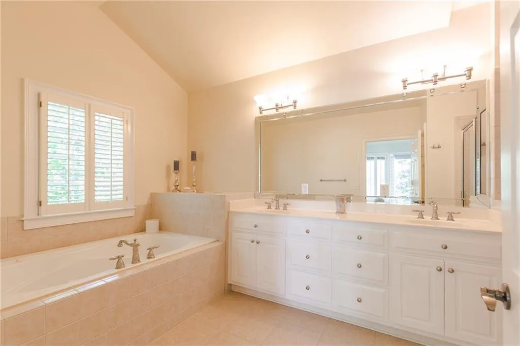 5492 Glenridge Drive Ne Unit 552, Atlanta, Georgia 30342, 4 Bedrooms Bedrooms, ,3 BathroomsBathrooms,Residential,Sold,5492 Glenridge Drive Ne Unit 552,5926673