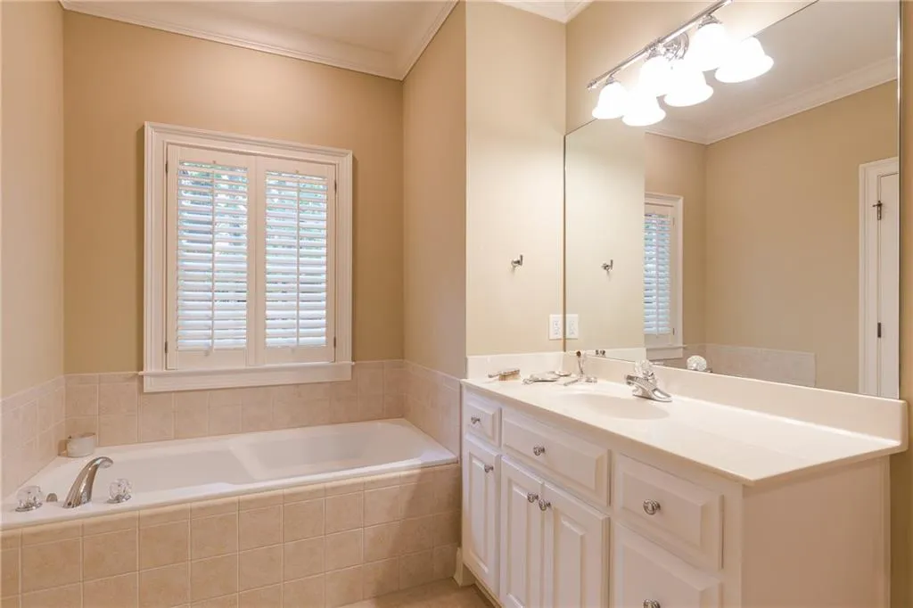 5492 Glenridge Drive Ne Unit 552, Atlanta, Georgia 30342, 4 Bedrooms Bedrooms, ,3 BathroomsBathrooms,Residential,Sold,5492 Glenridge Drive Ne Unit 552,5926673