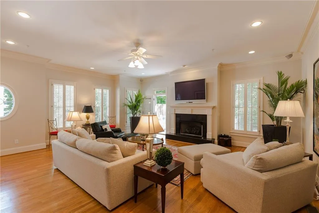 5492 Glenridge Drive Ne Unit 552, Atlanta, Georgia 30342, 4 Bedrooms Bedrooms, ,3 BathroomsBathrooms,Residential,Sold,5492 Glenridge Drive Ne Unit 552,5926673