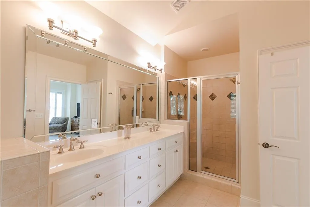 5492 Glenridge Drive Ne Unit 552, Atlanta, Georgia 30342, 4 Bedrooms Bedrooms, ,3 BathroomsBathrooms,Residential,Sold,5492 Glenridge Drive Ne Unit 552,5926673