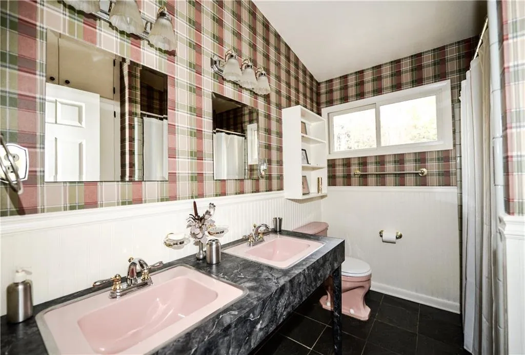 77 Long Island Place, Sandy Springs, Georgia 30328, 4 Bedrooms Bedrooms, ,2 BathroomsBathrooms,Residential,Sold,77 Long Island Place,5778227