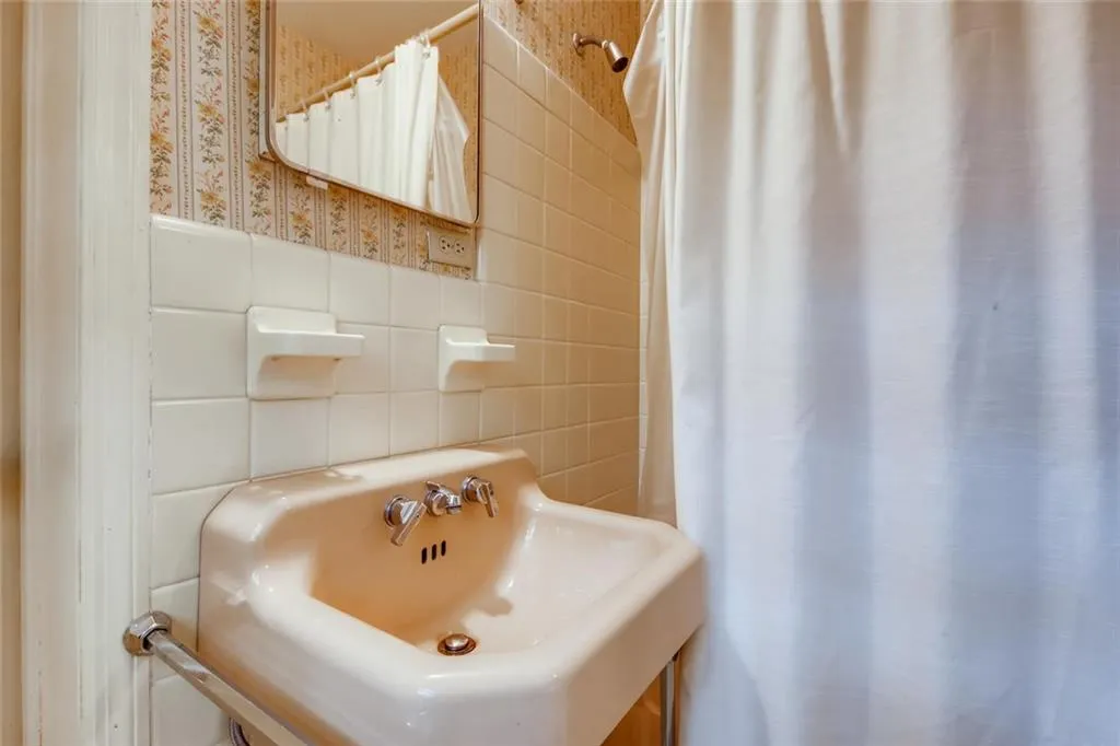 6900 Brandon Mill Road, Sandy Springs, Georgia 30328, 3 Bedrooms Bedrooms, ,2 BathroomsBathrooms,Residential,Sold,6900 Brandon Mill Road,6723810