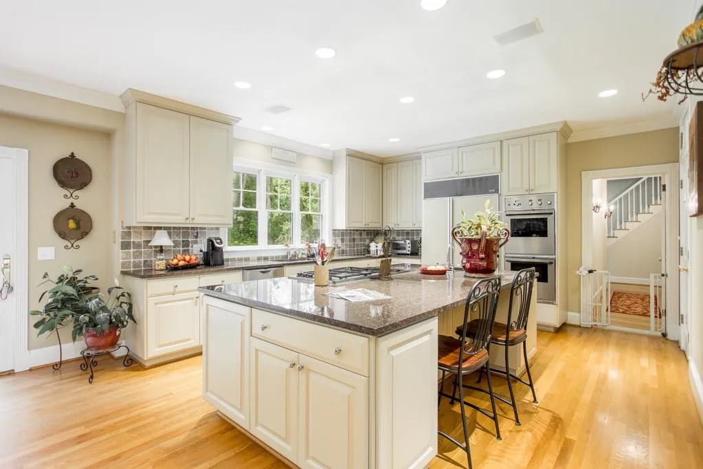 8975 River Run, Sandy Springs, Georgia 30350, 4 Bedrooms Bedrooms, ,3 BathroomsBathrooms,Residential,Sold,8975 River Run,6027436