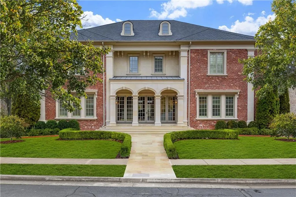 View of front facade featuring a front lawn