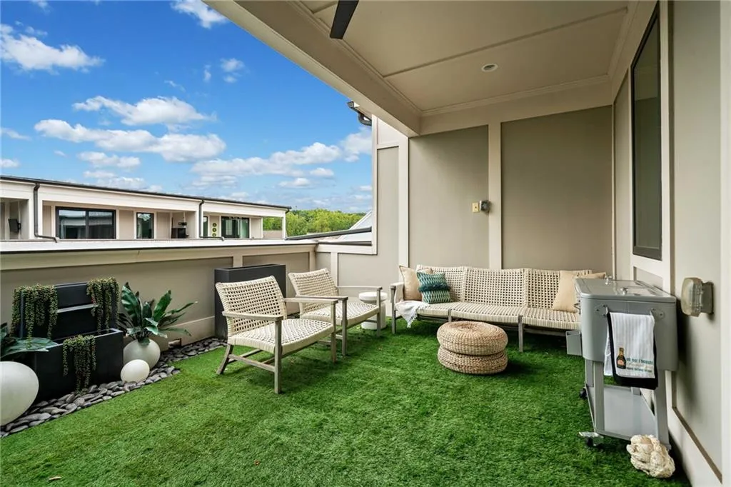 Balcony with an outdoor hangout area