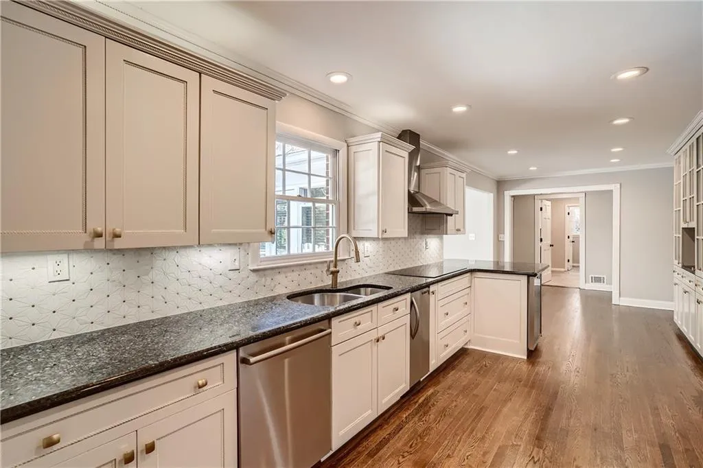 235 Landfall Road, Sandy Springs, Georgia 30328, 6 Bedrooms Bedrooms, ,4 BathroomsBathrooms,Residential,Sold,235 Landfall Road,7006884