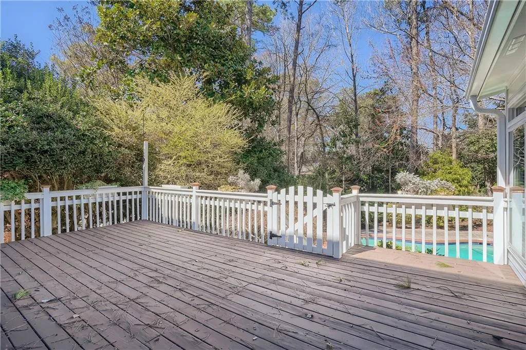 235 Landfall Road, Sandy Springs, Georgia 30328, 6 Bedrooms Bedrooms, ,4 BathroomsBathrooms,Residential,Sold,235 Landfall Road,7006884
