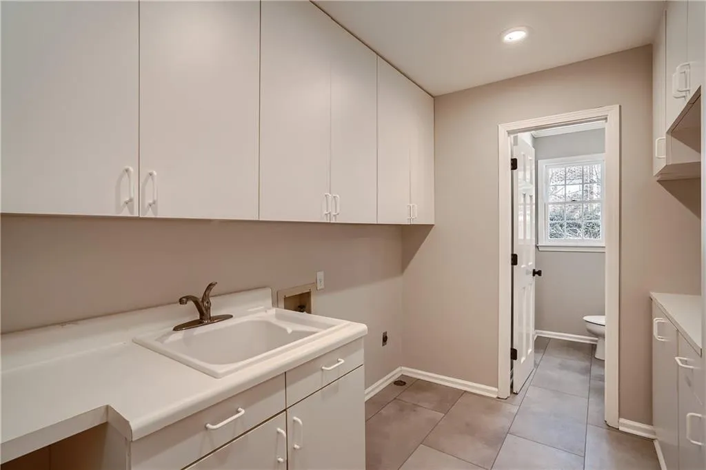 235 Landfall Road, Sandy Springs, Georgia 30328, 6 Bedrooms Bedrooms, ,4 BathroomsBathrooms,Residential,Sold,235 Landfall Road,7006884