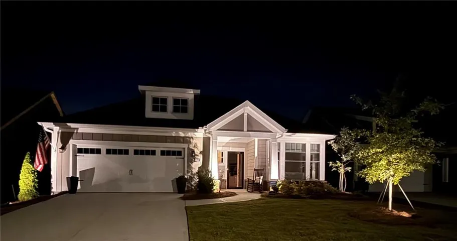 3337 Fishpond Circle with uplighting