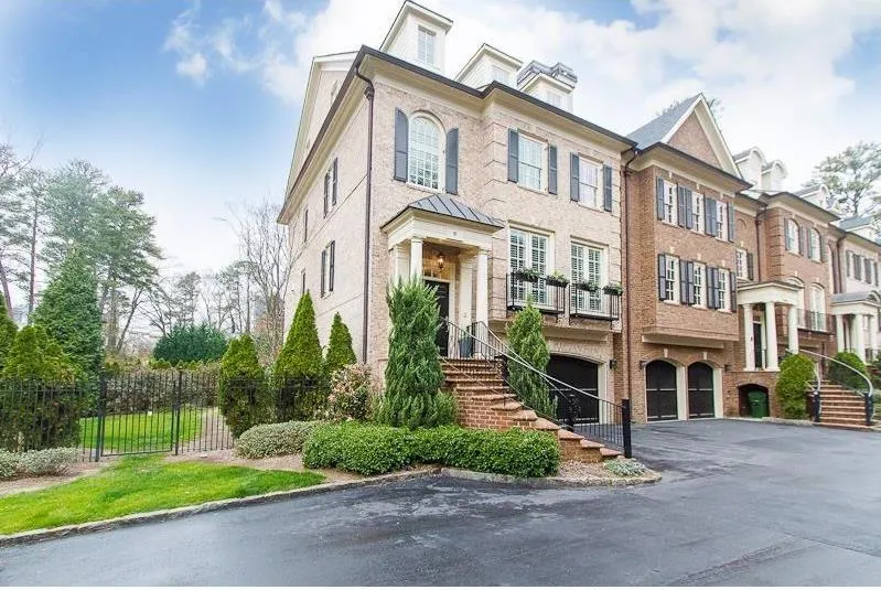 3475 Roxboro Place Unit 8, Atlanta, Georgia 30326, 4 Bedrooms Bedrooms, ,4 BathroomsBathrooms,Residential,Sold,3475 Roxboro Place Unit 8,5849633